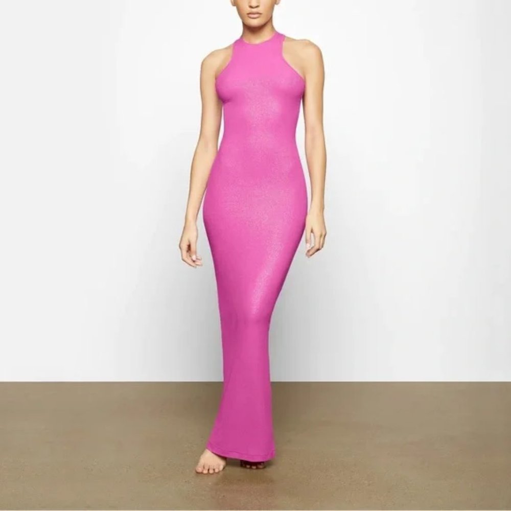 {SKIMS} SOFT LOUNGE SHIMMER RACERBACK DRESS [FUCHSIA]